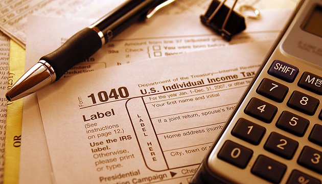 how much money does an income tax preparer make